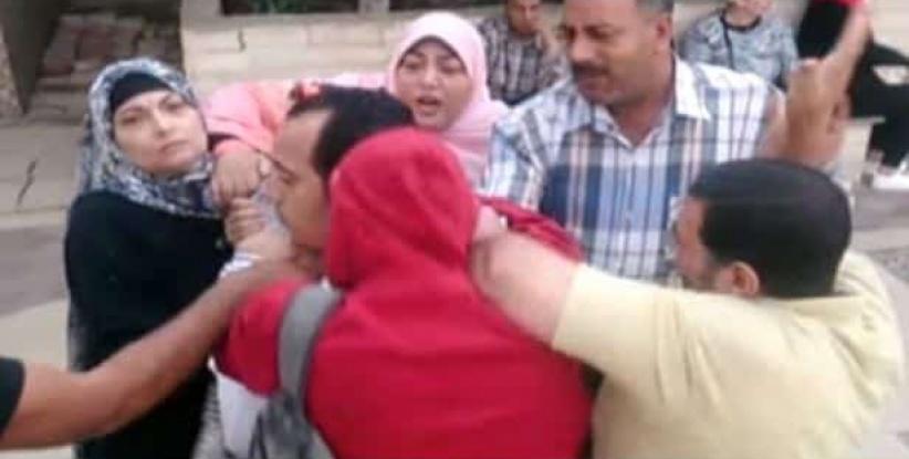 شاهد| ضرب أب مصري من أهل طليقته أثناء رؤية ابنته!