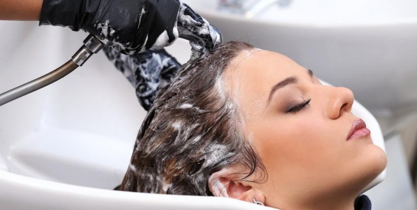 هل تستخدمين الشامبو الجاف بطريقة خاطئة؟