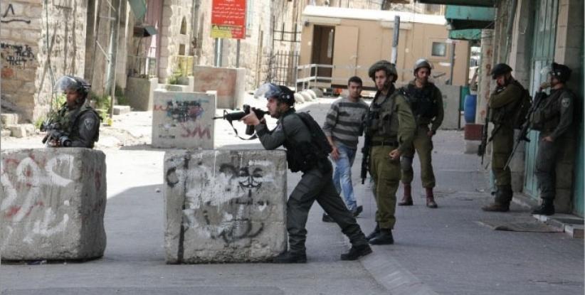 الخليل: قوات الاحتلال تعتدي على مواطن بالضرب المبرح