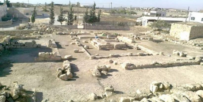 الاحتلال يصادر أحجارًا أثرية من قصر 