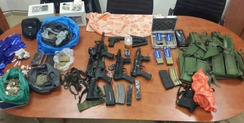 الاحتلال يدعي ضبط قطع سلاح داخل طرود بريدية متجهة لغزة