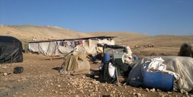 الاحتلال يخطر بهدم غرفتين من الطوب والصفيح جنوب الخليل