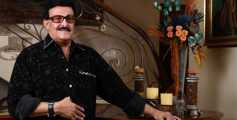 ﻿سمير غانم يسخر من برامج اكتشاف المواهب في عرض مسرحي في السعودية