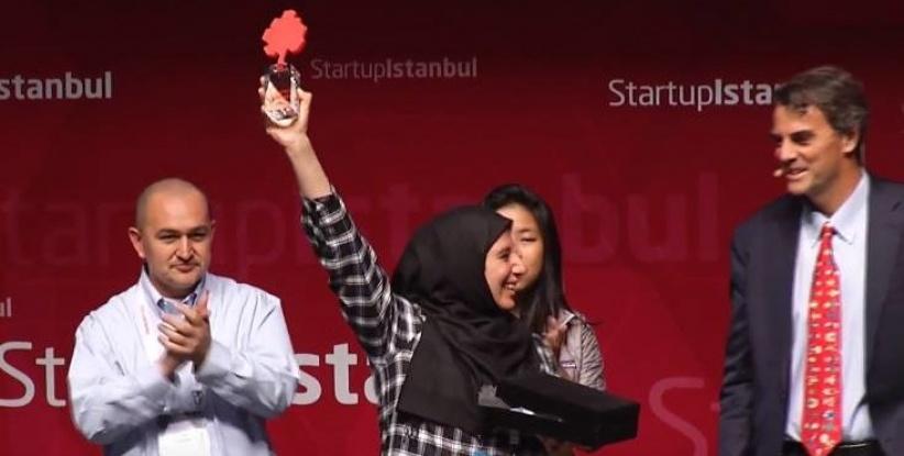 نور الخضري تمثل فوز فلسطين بالمرتبة الثانية في ستارت أب اسطنبول