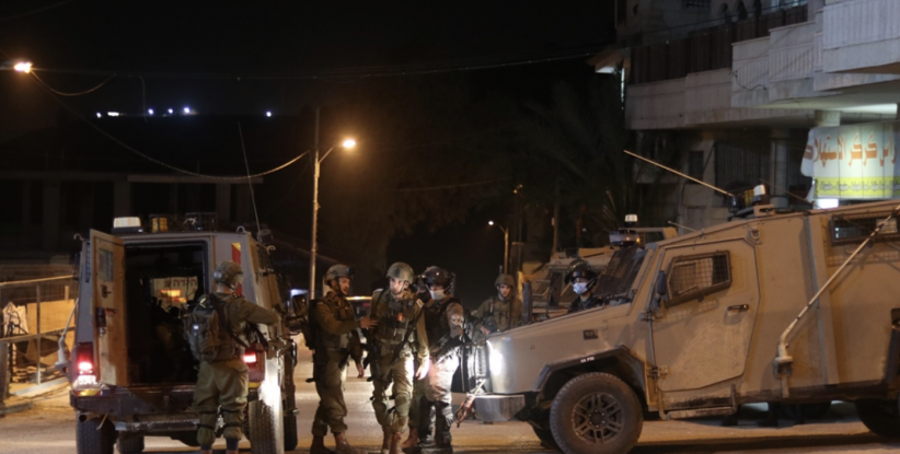 إصابة عدد من المواطنين واعتقال فتاة خلال اقتحام الاحتلال عدة مناطق في الخليل