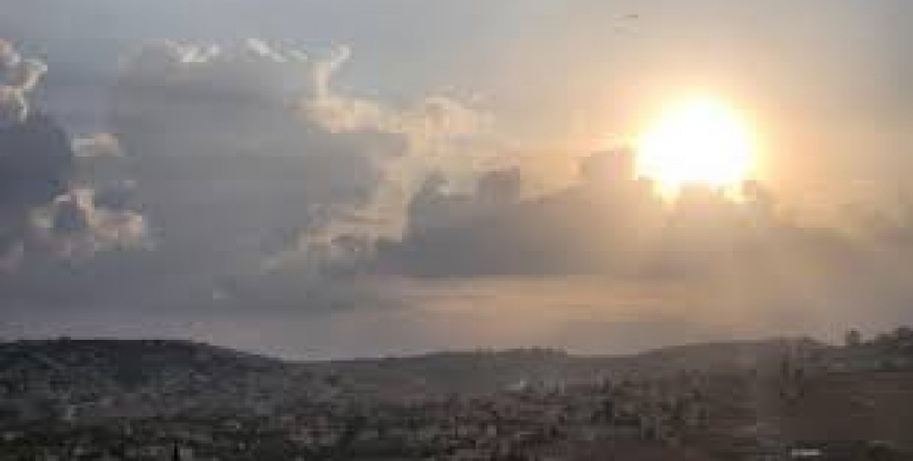 حالة الطقس: أجواء مغبرة ولا يطرأ تغير على درجات الحرارة