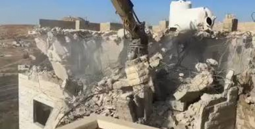 الاحتلال يخطر بهدم منزل وبركس في زعترة شرق بيت لحم