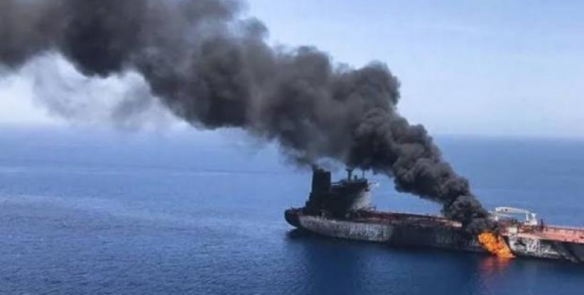 هيئة بحرية: اصابة ناقلة نفط بمقذوفات صاروخية خارج مضيق هرمز