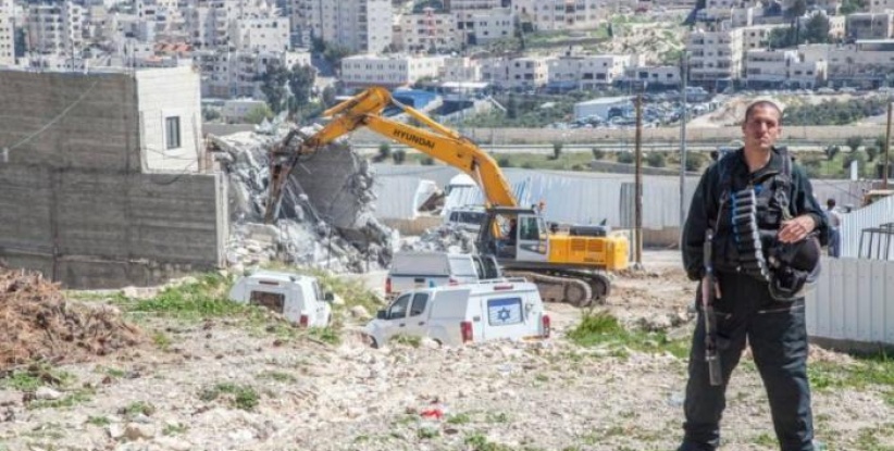 الاحتلال يهدم إسطبلًا في بلدة الرام شمال القدس