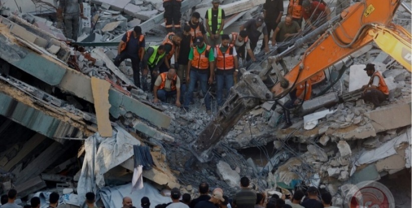 عشرات الشهداء والمفقودين في انهيار عمارة سكنية تعرضت لقصف مسبق بمدينة غزة