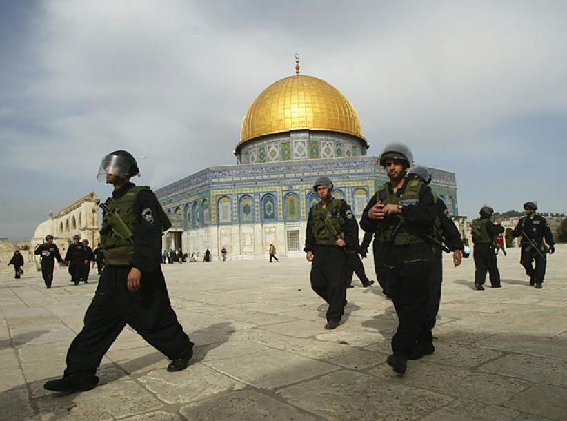 عشرات المستوطنين يقتحمون ساحات الاقصى