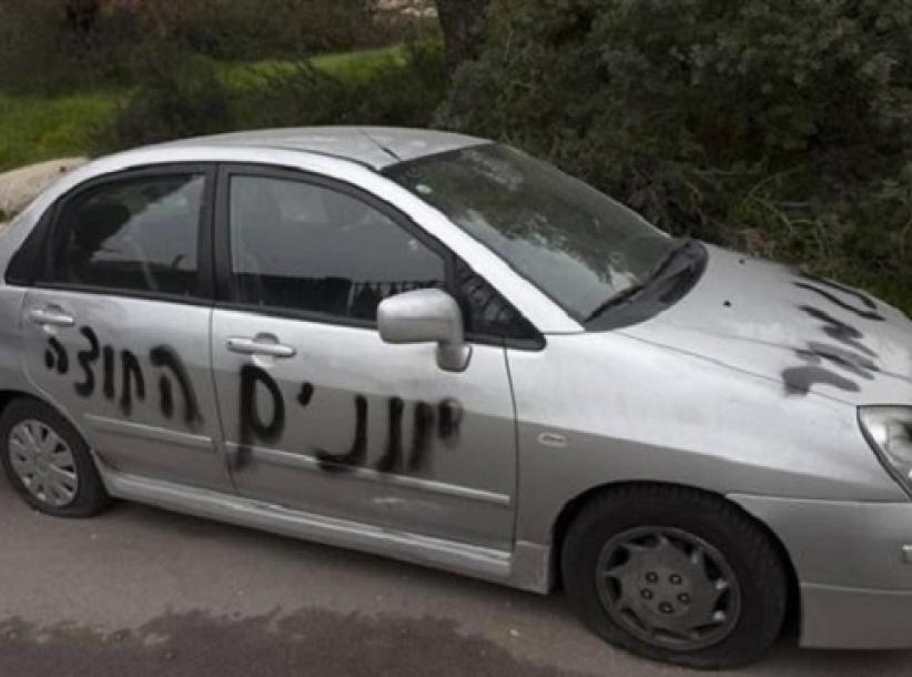 بيت جالا : مستوطنون يثقبون اطارات 5 سيارات و يرسمون شعارات مسيئة