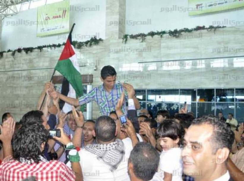 عساف يصل القاهرة والحكومة المقالة تنظم حفل استقبال له في غزة
