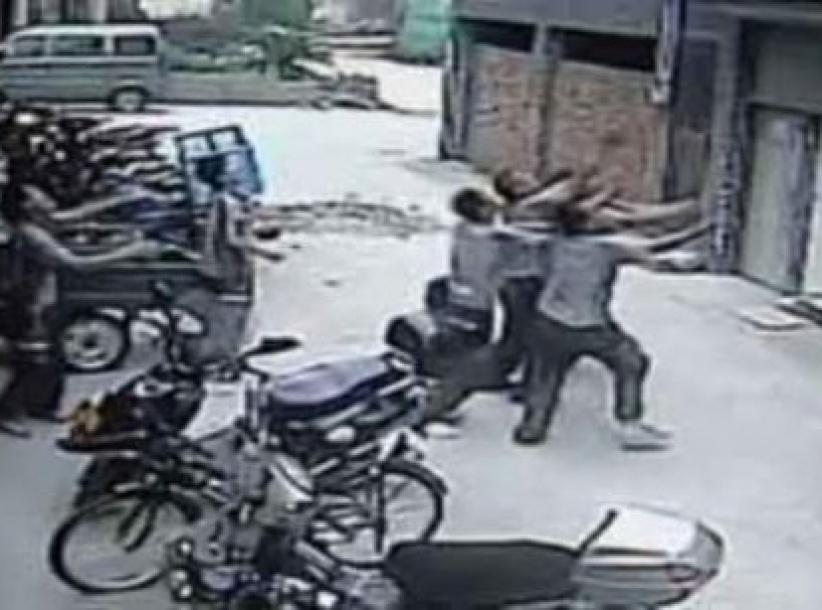 بالفيديو : إنقاذ طفلة سقطت من الطابق الخامس