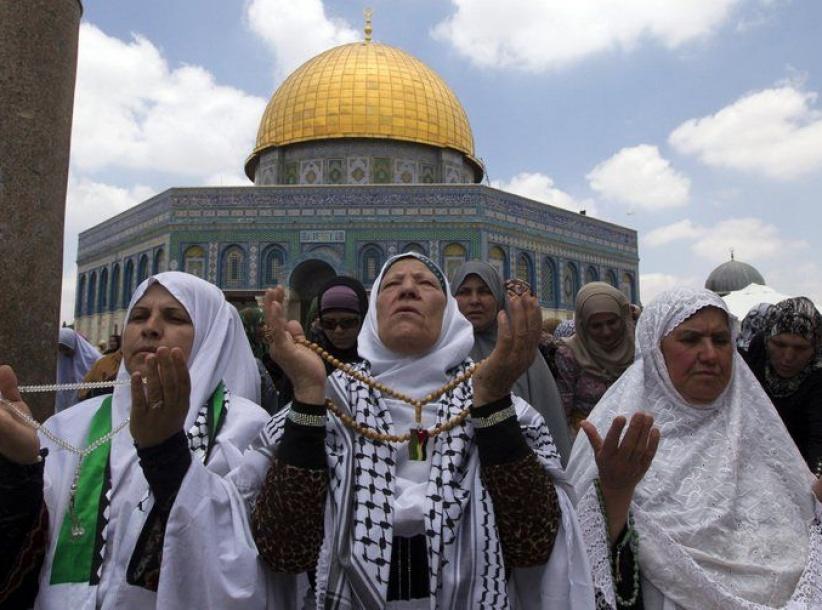 300 الف فلسطيني يـؤدون صلاة الجمعة الثانية من رمضان في المسجد الاقصى