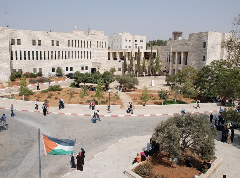 طلبة بيرزيت يطالبون ادارة الجامعة بالعدول عن قرار رفع الأقساط