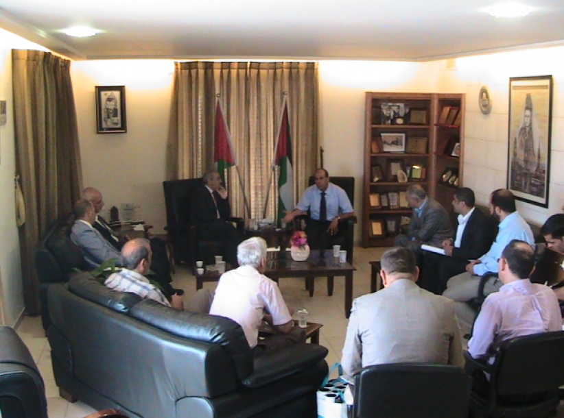 المحافظ حمايل يلتقي تيسير خالد لدفع عمليات توثيق اضرار الجدار