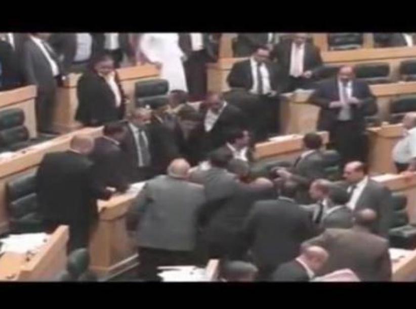 بالفيديو : عراك بالأحذية والأحزمة في البرلمان الأردني يرفع الجلسة