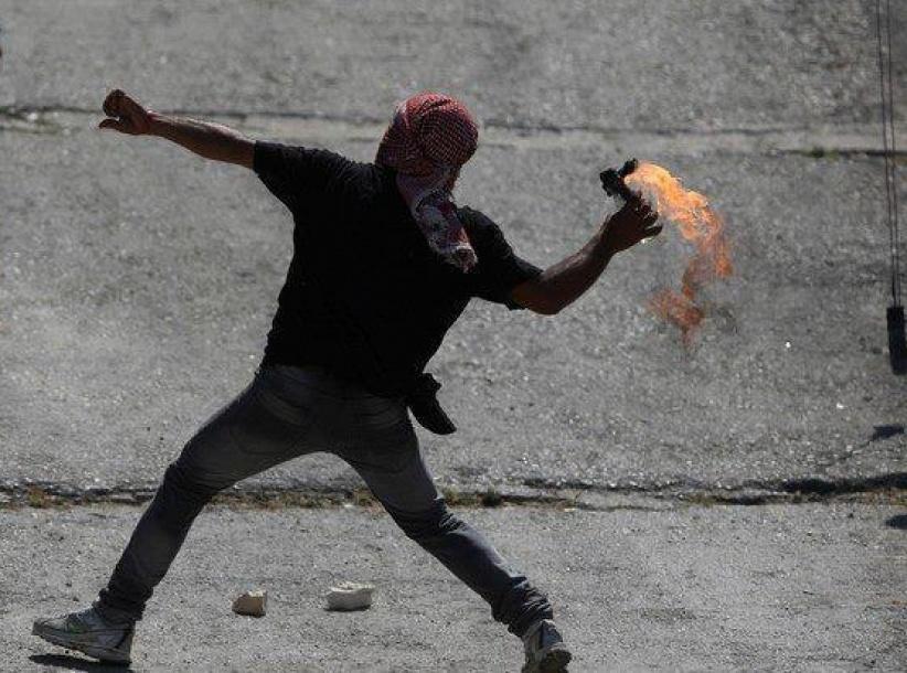 القاء زجاجات حارقة على حافلة للمستوطنين غرب رام الله