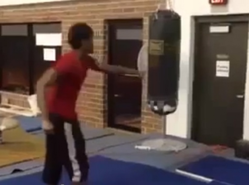 طنط عم يدرب على ضرب البوكس