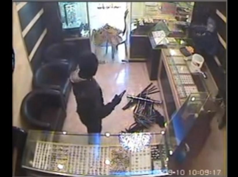 بالفيديو: عملية السطو المسلح على محل لبيع المجوهرات في بلدة عناتا