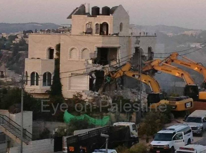 بالصور : جرافات الاحتلال تهدم منزلا في بيت حنينا شمال القدس