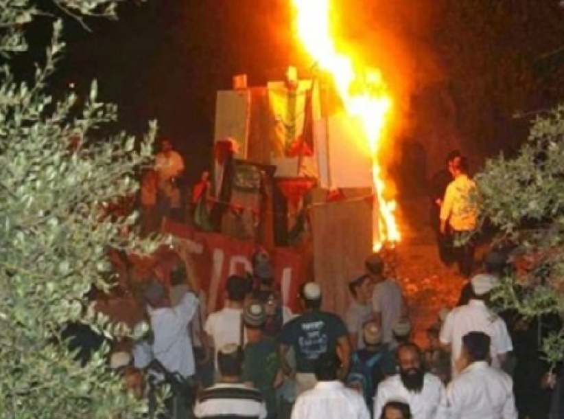 إسرائيليون يحرقون كوفيات فلسطينية أمام 