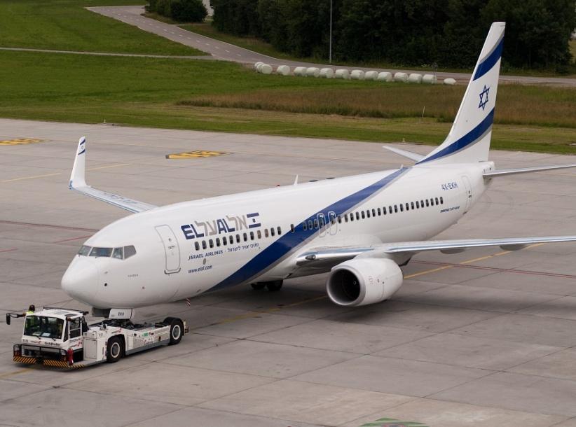 عربة تقتحم حجرة قيادة طائرة اسرائيلية أثناء هبوطها