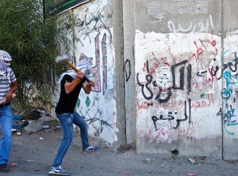 نشطاء يهدمون جزءا من الجدار في ساعات الليل بالقرب من بير نبالا