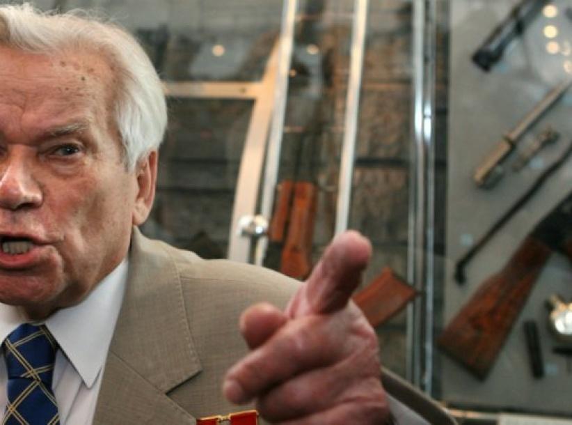 وفاة الروسي ميخائيل كلاشنيكوف مخترع البندقية التي تحمل اسمه