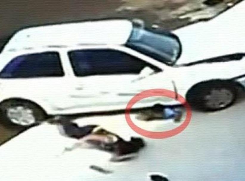 بالفيديو : الموت نفسه قد يستغرب نجاة هذا الطفل من أغرب حادث