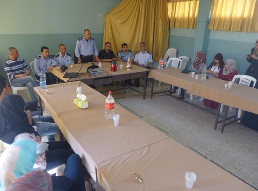 الشرطة تفتتح دورة اعداد مرشدين في مجال التوعية والارشاد في مخيم الدهيشة ببيت لحم