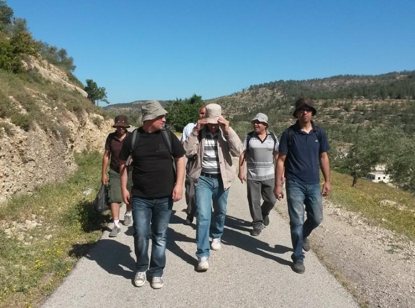 نشطاء:اسرائيل تخطط لاقامة جسر معلق في اراضي المخرور