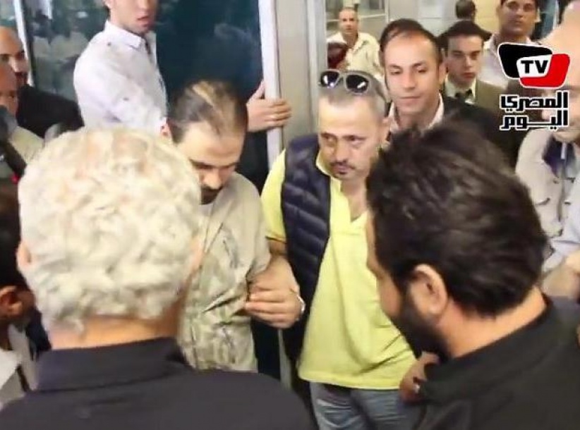 بالفيديو: جورج وسوف يصل مطار القاهرة بحالة صحية سيئة