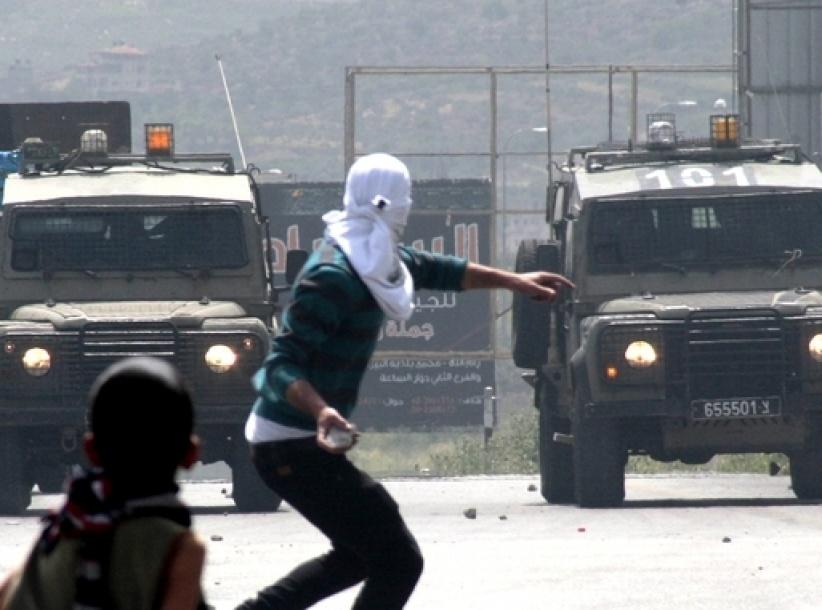 الحملة مستمرة بالخليل.. اعتقال 12 مواطنا وسرقة منزلين وجمعيات