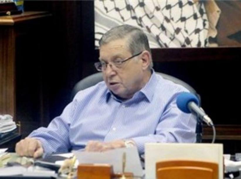 القاء قنبلتين على بلدية نابلس والموظفون يعلقون الدوام