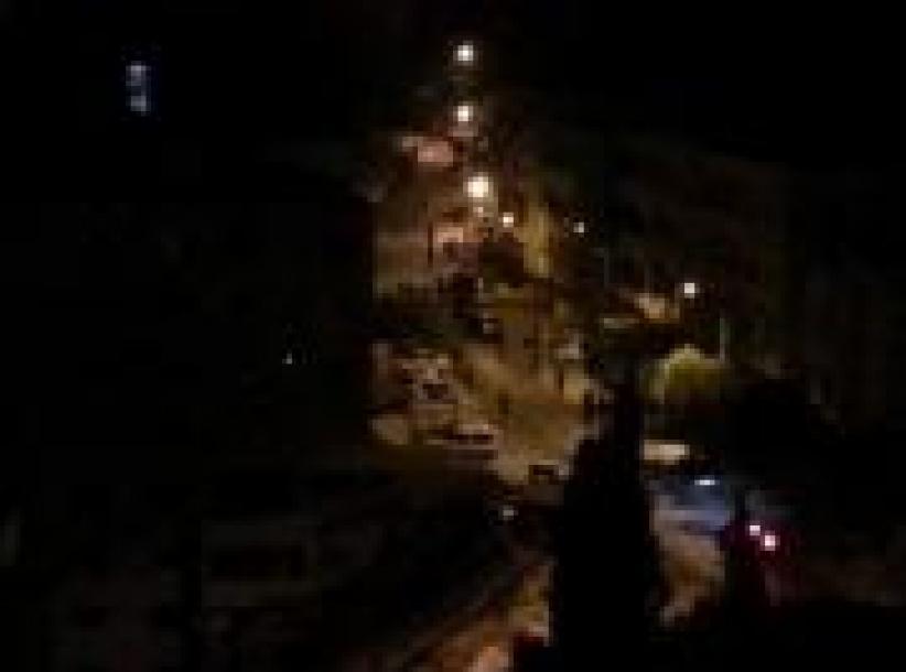 اصابة 3 مواطنين واقتحام عشرات المنازل ومحل صرافة في نابلس