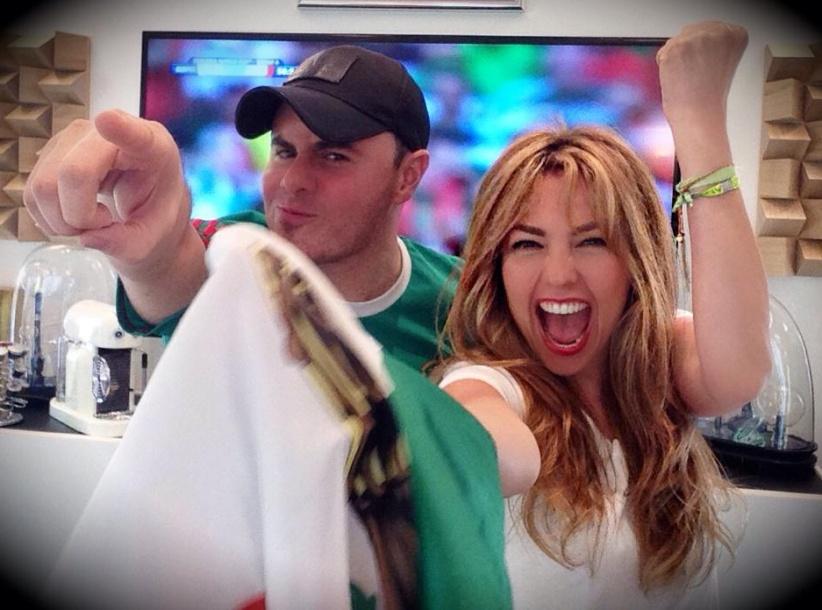 مطربة شهيرة تطلب الزواج من حارس المكسيك