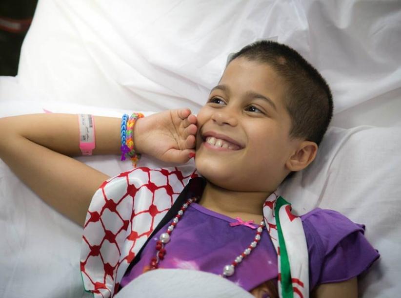 بالصور- محمد عساف يزور جرحى غزة في عمان