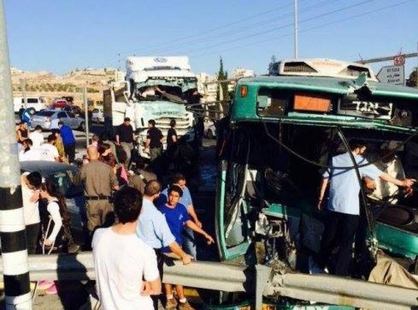 24 مصابا في حادث تصادم بين حافلة وشاحنة في القدس