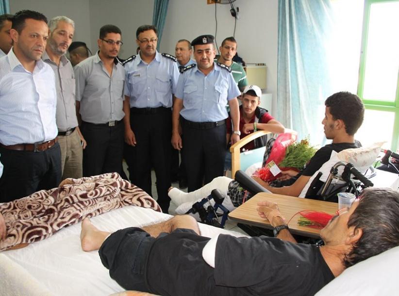 بالصور :- الشرطة وحركة فتح تطمئنان على جرحى العدوان الإسرائيلي على قطاع غزة