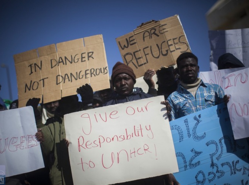 جنود الاحتلال يسرقون العمال الاجانب تحت تهديد السلاح
