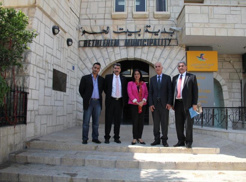 رئيسة بلدية بيت لحم تستقبل وزير الحكم المحلي وتطلعه على أبرز احتياجات المدينة