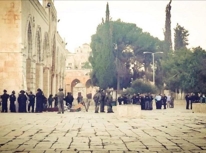 قوات الاحتلال تقتحم الاقصى وتهاجم المصلين وتخلي الساحات