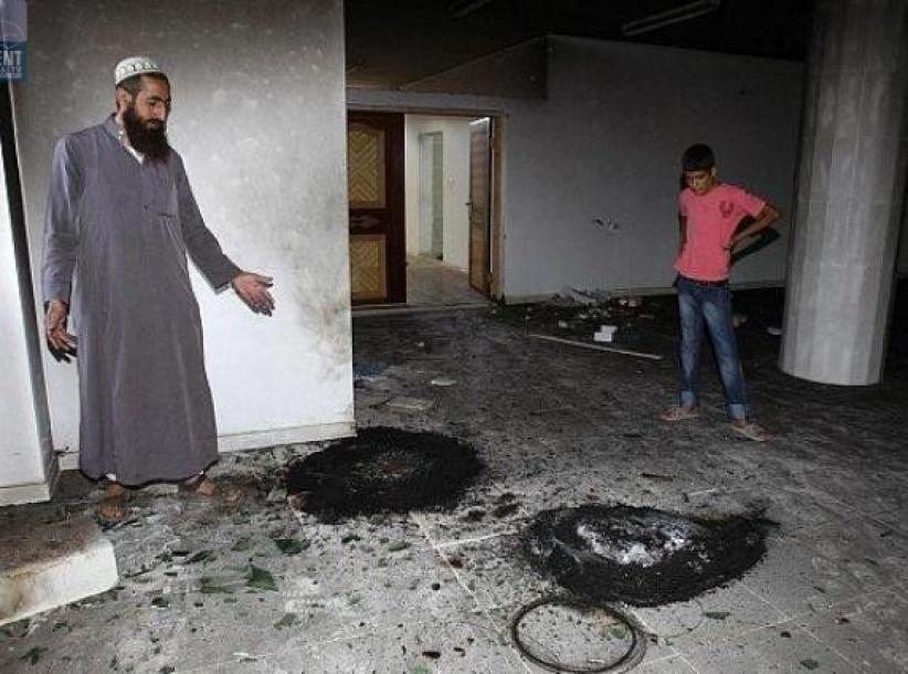 فيديو: مستوطنون يحرقون مسجدا شمال شرق رام الله