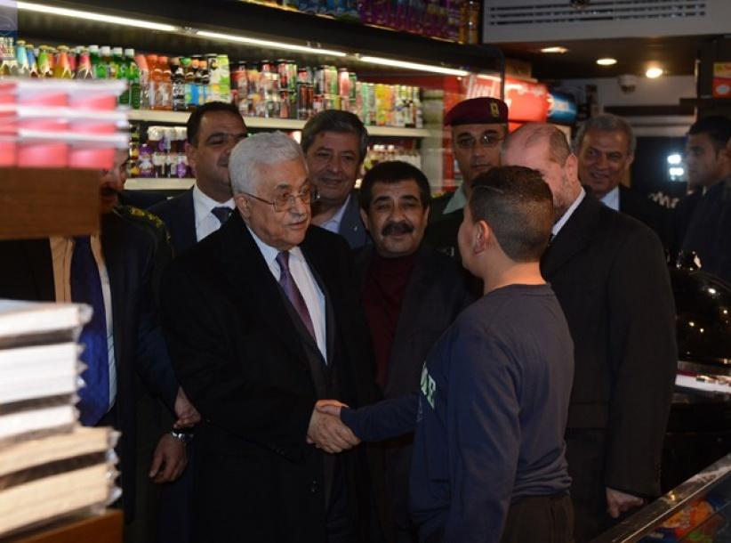 الرئيس عباس يتجول في رام الله ويتفقد أحوال المواطنين