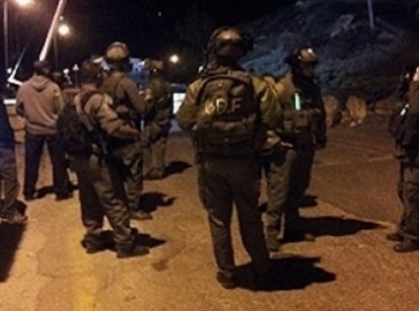 بيت لحم : الاحتلال يعتقل شابا ويسلم آخر بلاغا لمراجعة مخابراته