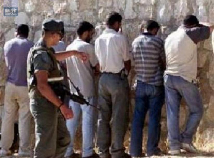 الاحتلال يعتقل 52 عاملا فلسطينيا