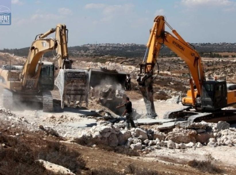 الاحتلال يخطر بهدم بئر في الكوم جنوب غرب الخليل