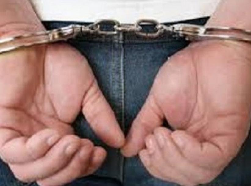 القبض على شخص انتحل شخصية مواطنة وشهر بها عبر (الفيسبوك) بالخليل